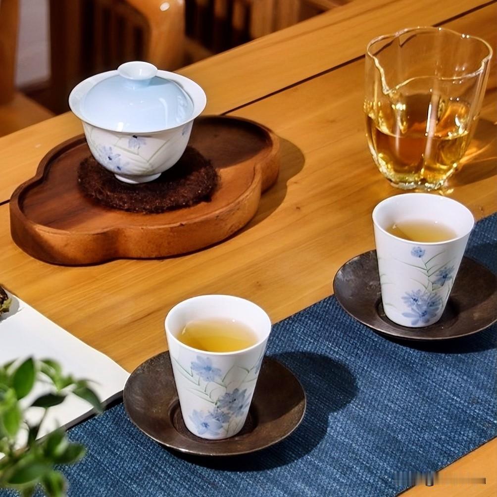 《素器真筵·乐府体》
玉盘素器列，茶静意自玄。
无声胜千语，清啜即心筵。
不效金