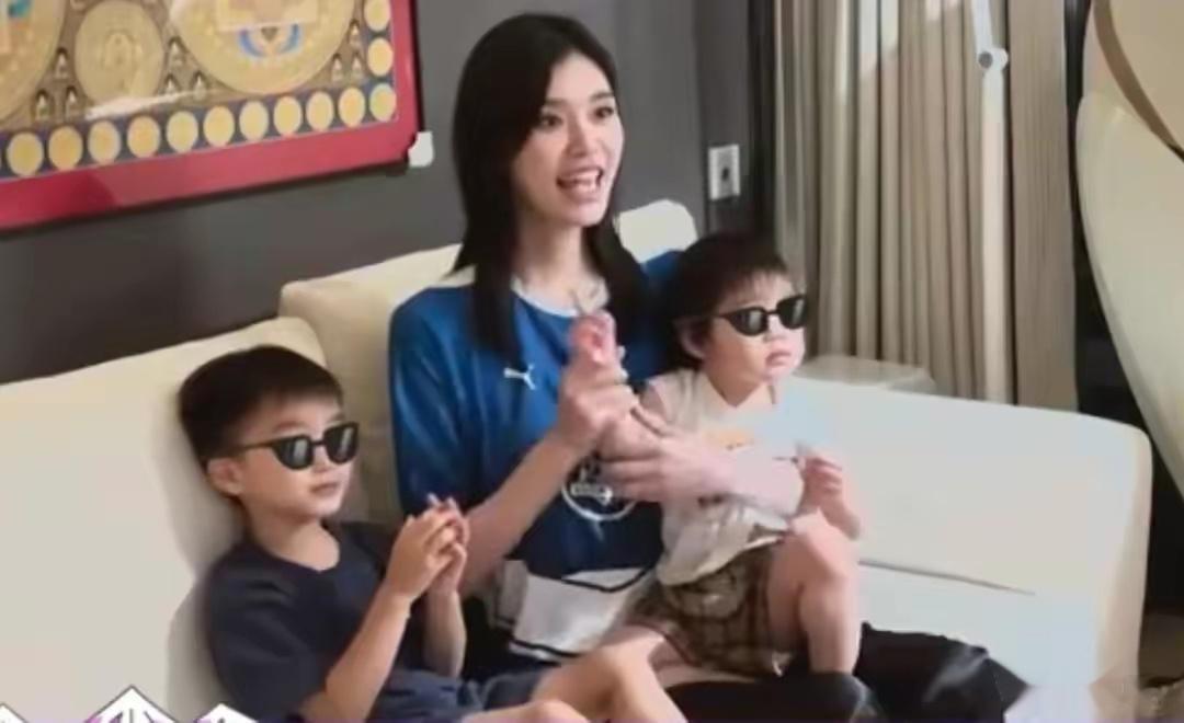 奚梦瑶带娃画面公开，母子三人互动温馨，儿子像爸爸女儿像妈妈 ​​​