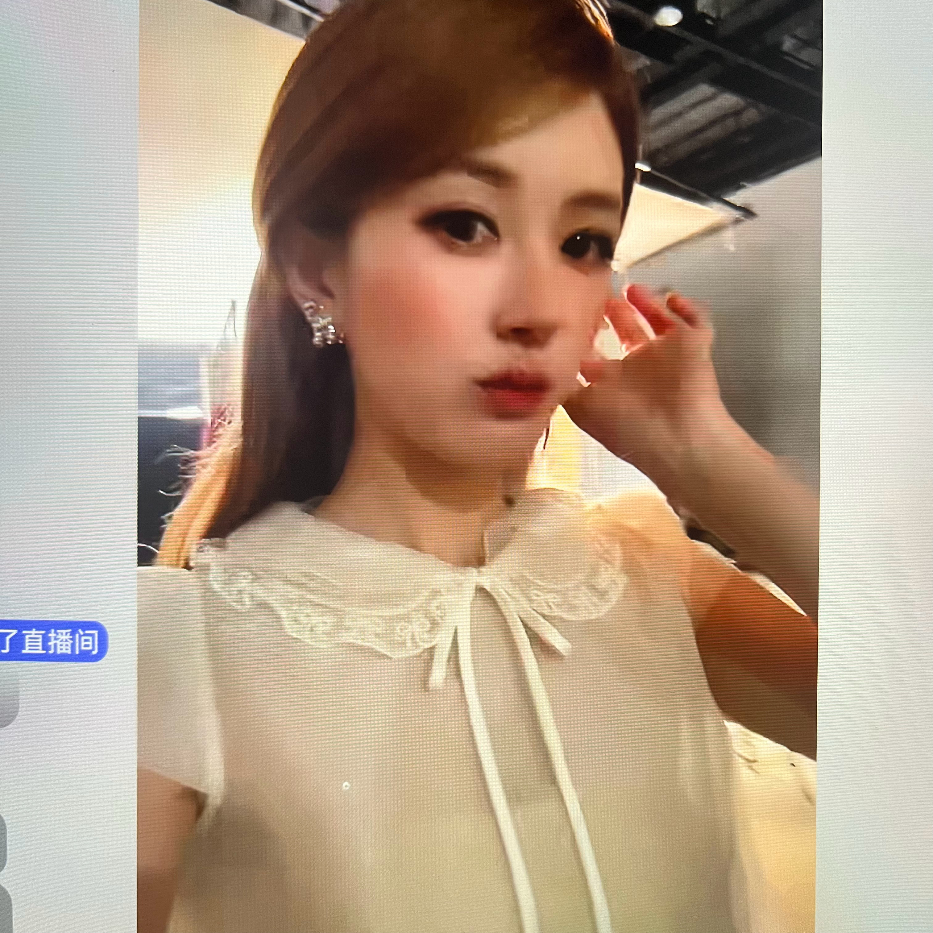 赵露思你有这么美丽的脸蛋… ​​​