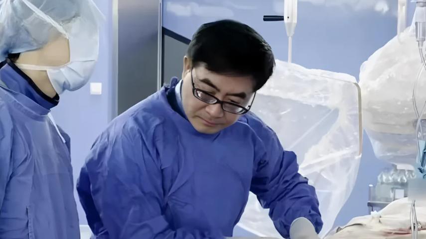 2016年，上海中山医院顶尖心内科主任葛均波，在为一位19岁的少女做心脏手术时，