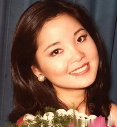 你还记得80年代的台湾女神邓丽君吗？当时她风靡大陆，很多经典歌曲传唱，迷倒无数人