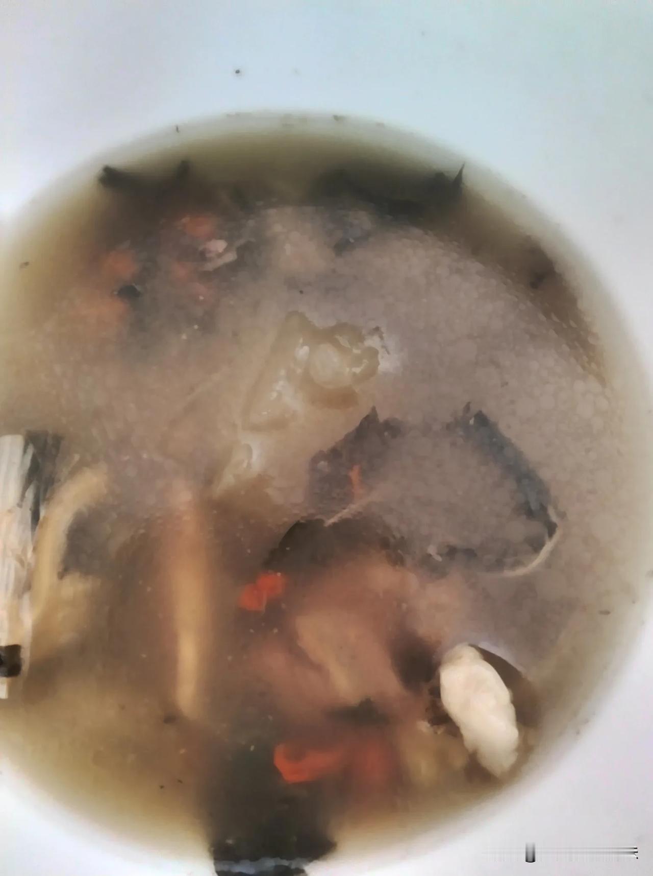 已进入深秋了，买些猪骨头，煲个靓汤，白菜干，冬瓜骨头汤，广东人的靓汤，超正。
#