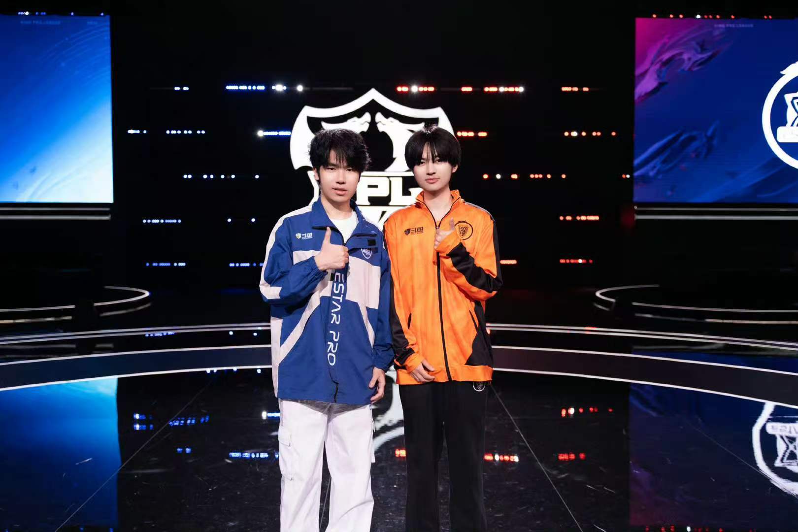 花海小轩合影花海小轩合照花海小轩合照，接轩轩追星运 