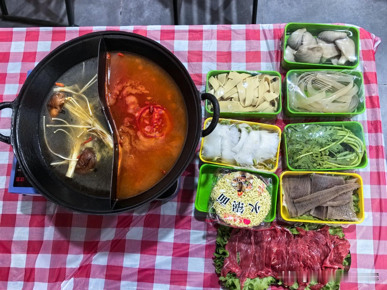 在张掖市区打卡这家火锅店，店内布置十分有特色。

墙面铺满旧报纸，复古宣传画、红