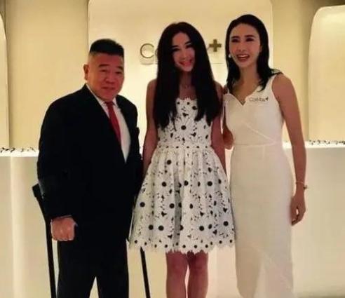 瘸腿富豪马廷强追了6年黎姿没有追到手，2009年，38岁的黎姿走投无路，哭着找到