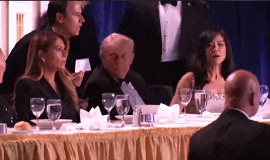 [浮云]白宫记者晚宴上的一声枪响，不仅差点送走特朗普，更暴露了美国现在的混乱，小