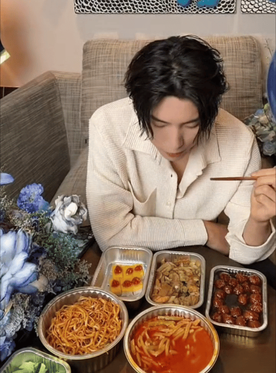 #王子异推荐山西美食##王子异吃面好香# 王子异生日直播推荐山西美食啦，油面、豆