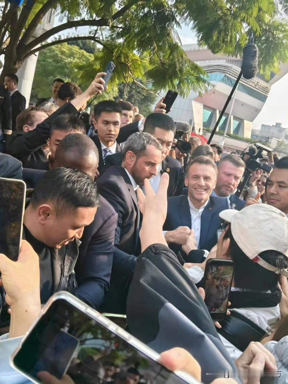 [呲牙] 确实挺值的期待的——马克龙来成都，在当地很受欢迎（参见图1～4），他自