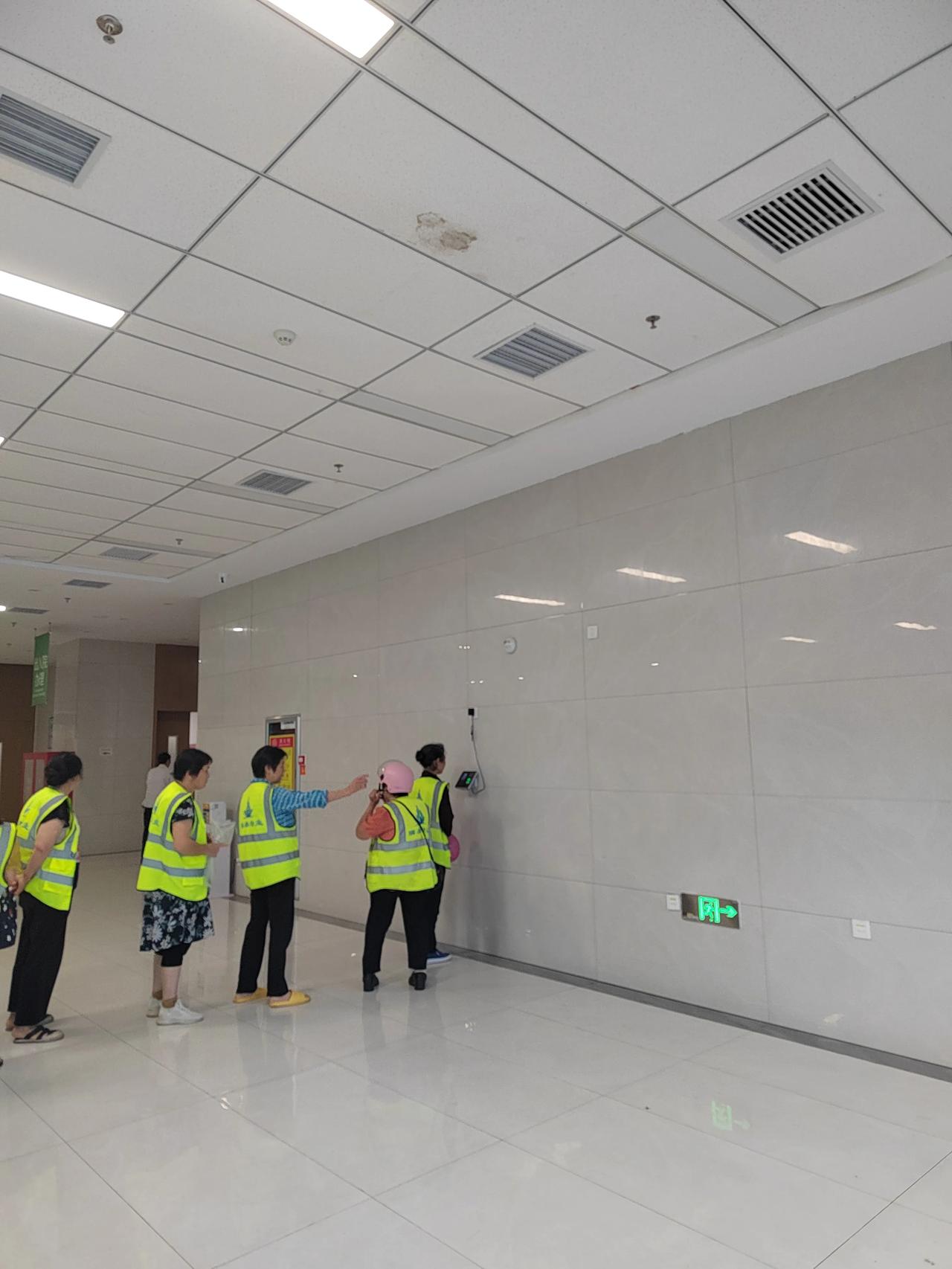 人民医院正排队打卡下班的保洁阿姨

不得不说，各地人民医院吸纳了很多就业人口，仅