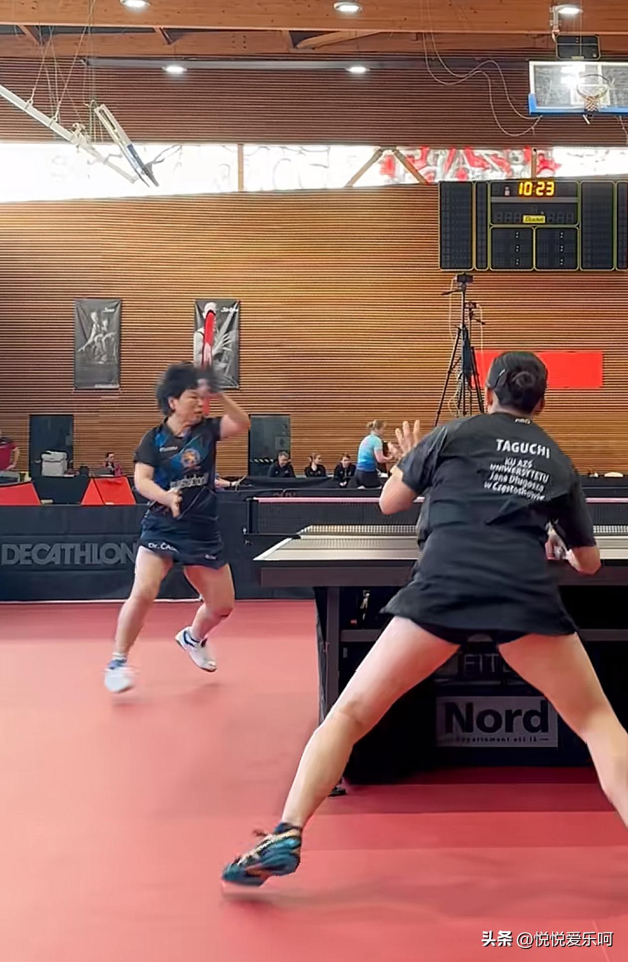 球场上，倪大姐挥拍的样子太有感染力了！

左跳右移、步伐灵动，一招一式都透着生龙