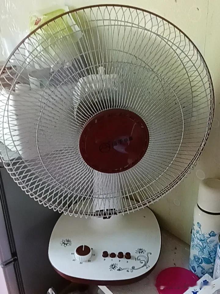 如今市区随便一间普通单间，无空调简装房月租就要四百起步，带空调的房源租金更是层层