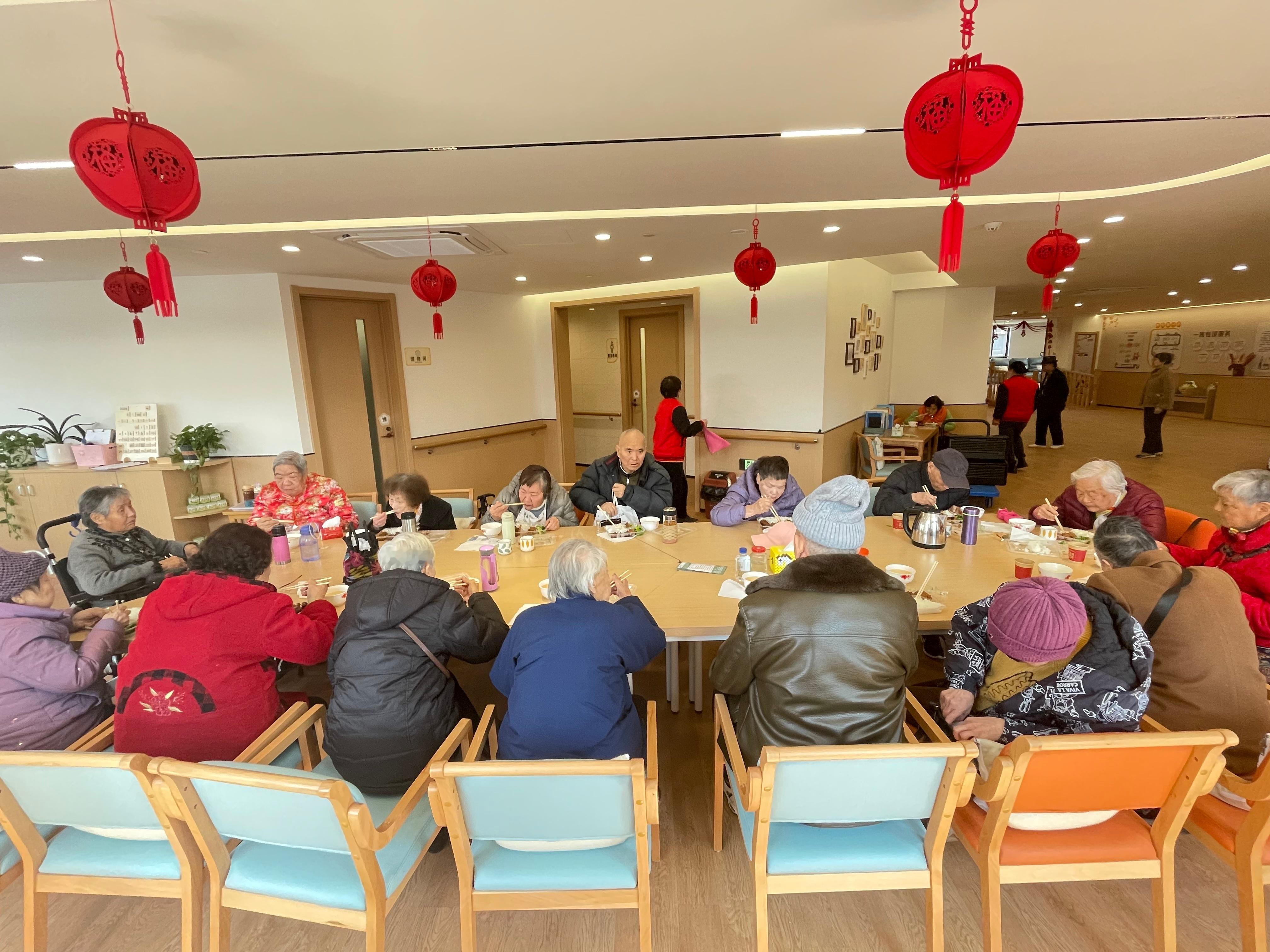 60岁女儿带95岁父亲组队住养老社区60岁女儿带95岁爸爸一起住进养老社区，这大