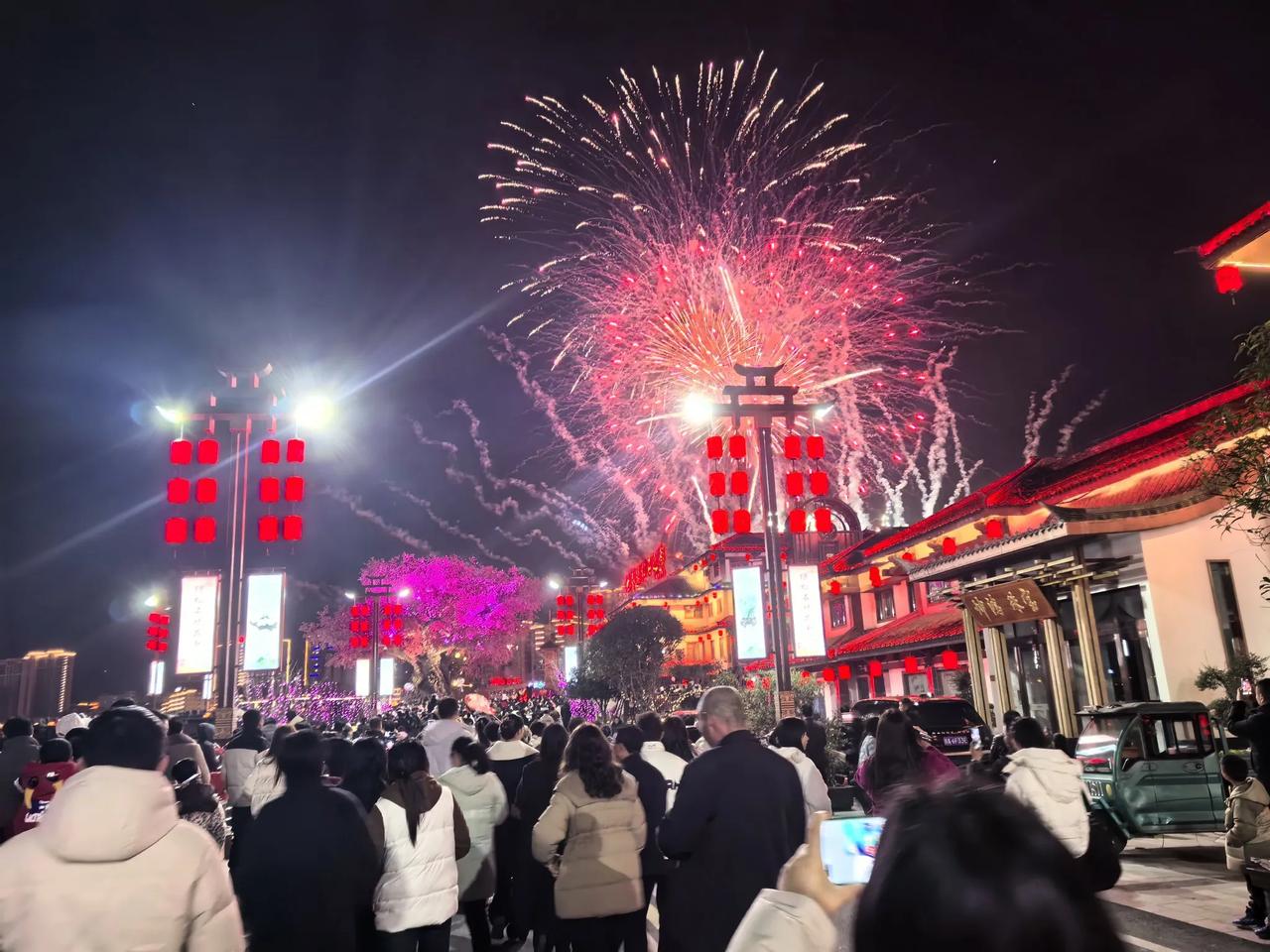 分享一张你随手拍下的街景夜色撩人的桃花源