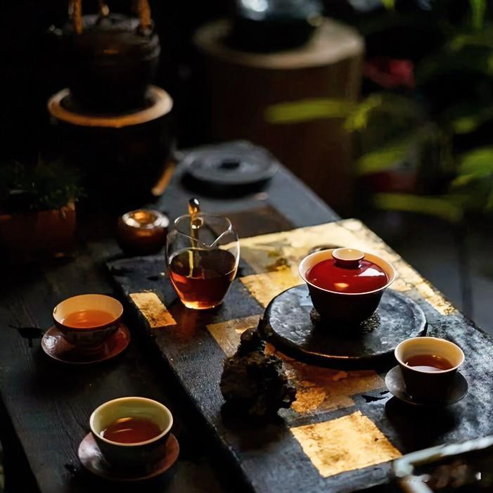 《茶烟话境·鹧鸪天体》
水汽漫茶烟，喧尘碎此间。一瓯清味洗尘寰，知己围炉话暂闲。