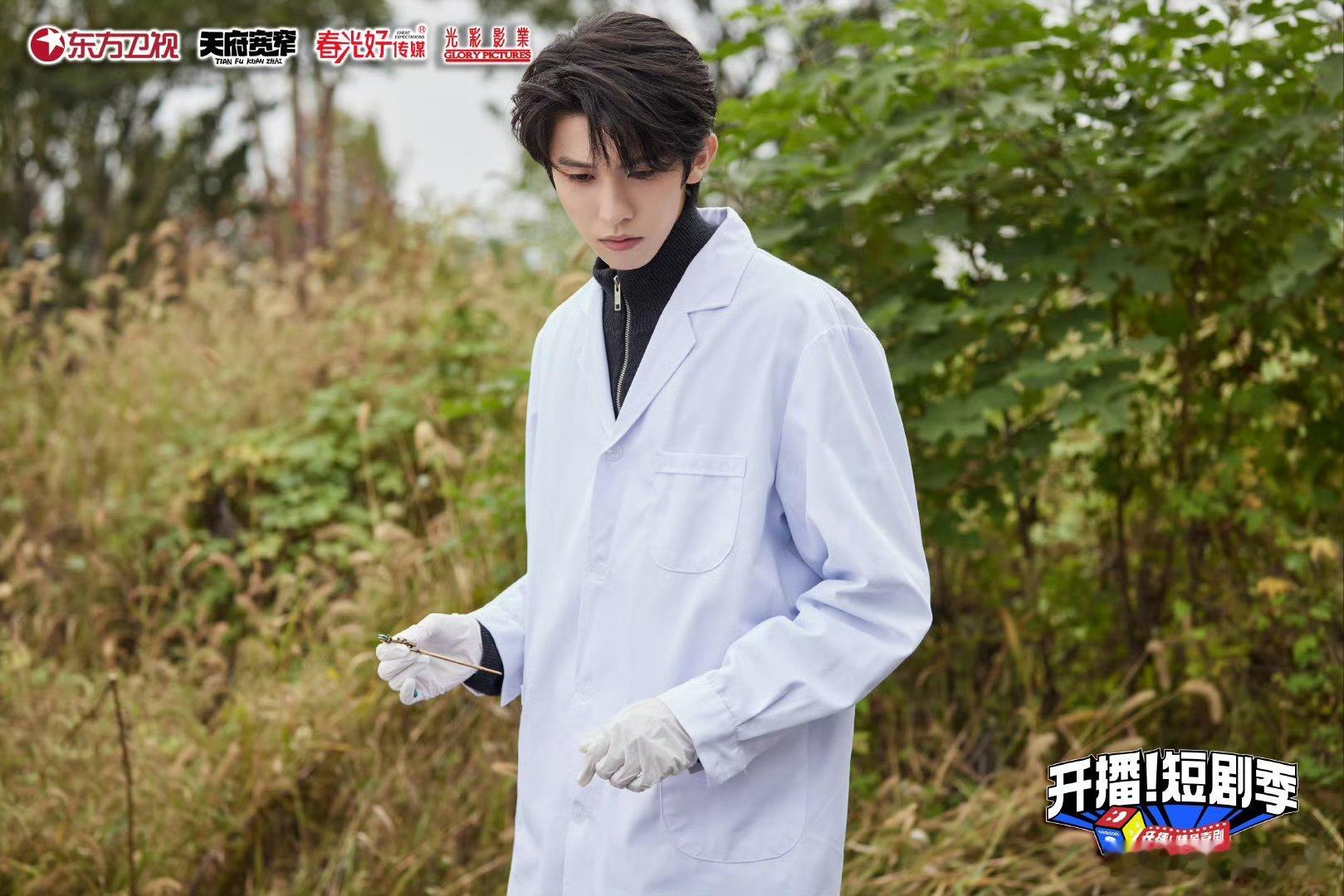 林墨 怎么能把现代装焊在脸上  一穿上现代装，整个人的气场都变了！观众们惊呼：这