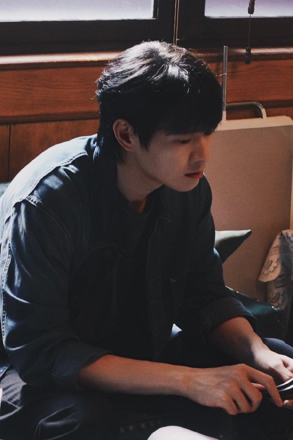 魏大勋官宣出演楚天秋 良人不良，疯子已疯。楚天秋这个角色仿佛为魏大勋量身定制，每