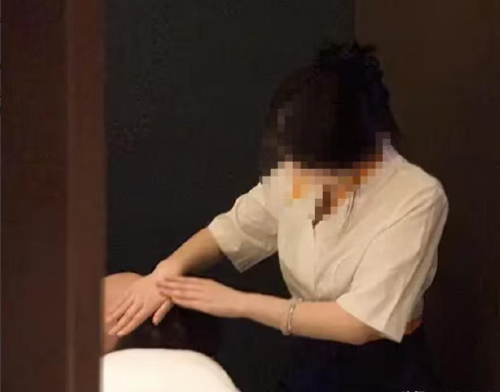 广东，一已婚老男人精力充沛就爱往足浴店跑，后来跟店内前凸后翘的女技师激情相恋了。