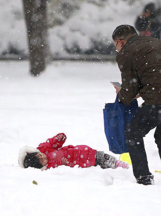 南方人勇闯东北，笑料不断！有人见雪狂喜一头扎进，结果摔个“四脚朝天”；有人想尝冻