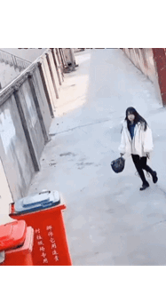 很多时候不是生活缺少快乐，是我们想的太复杂。其实快乐很简单。