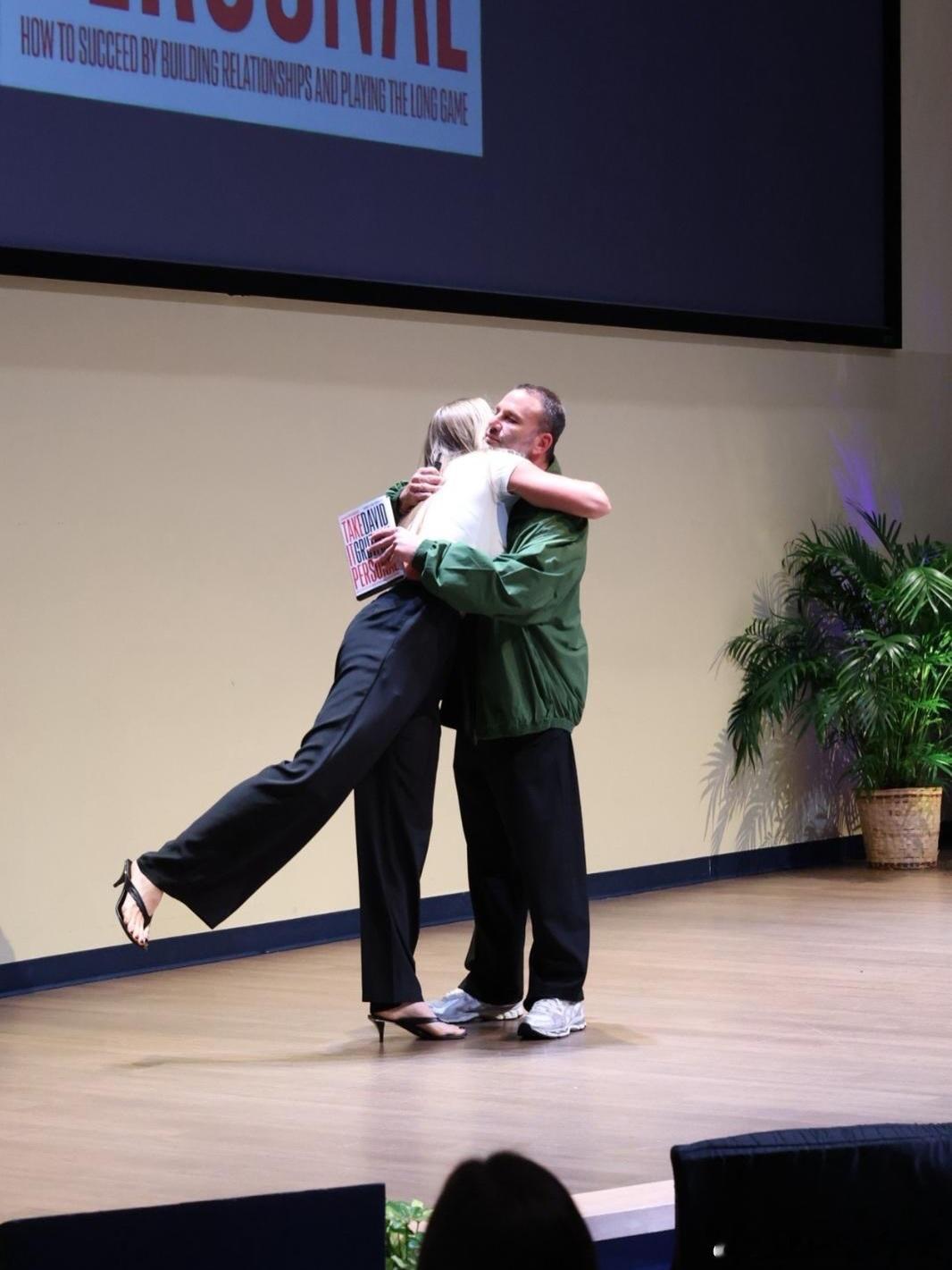 萨巴伦卡🇧🇾体验大学生活虎妞ig发文：“原来上大学是这种感觉呀，太开心的一天