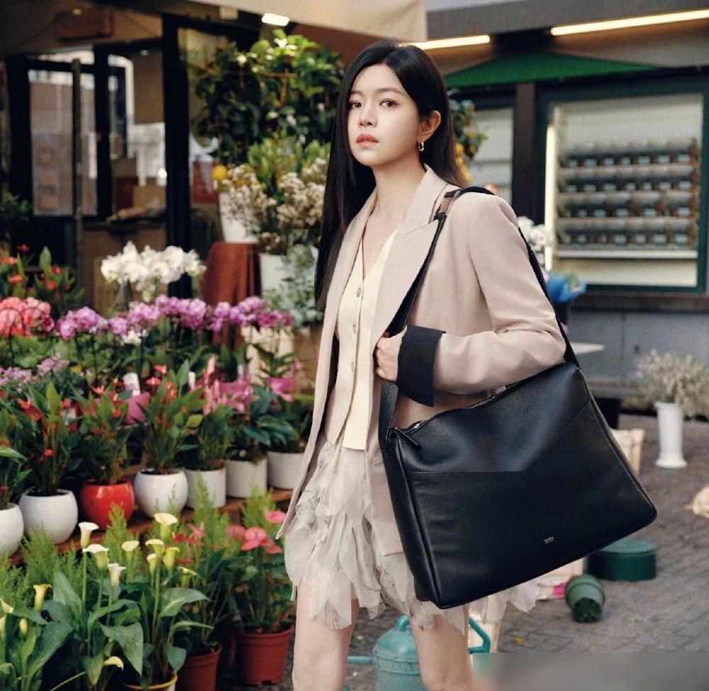 陈妍希硬生生把一套绝美西装穿成了灾难。她那娇小的身板，肩膀上死死压着一个比煤气罐