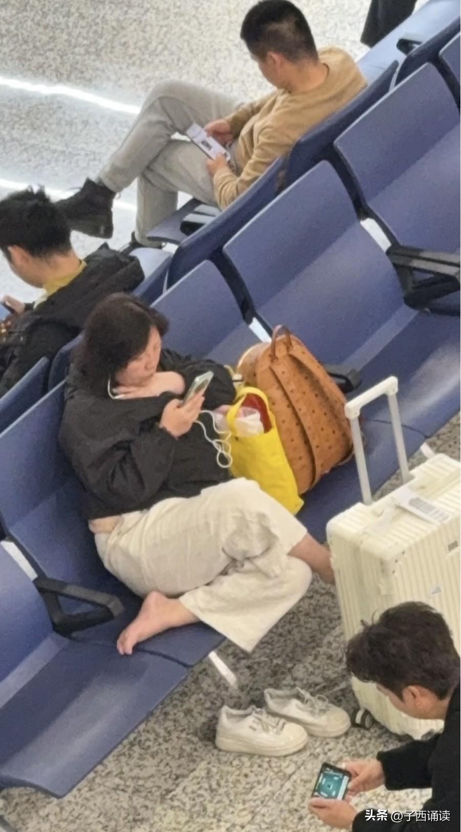 低头玩手机的小伙子，你也太入迷了吧，一点味儿都没有吗？