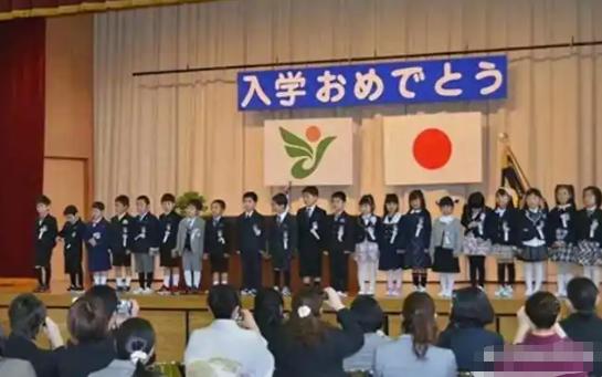 日本人在中国办了那么多学校，培养了各行各业的人才，中日都是东方人的面孔，为了能融