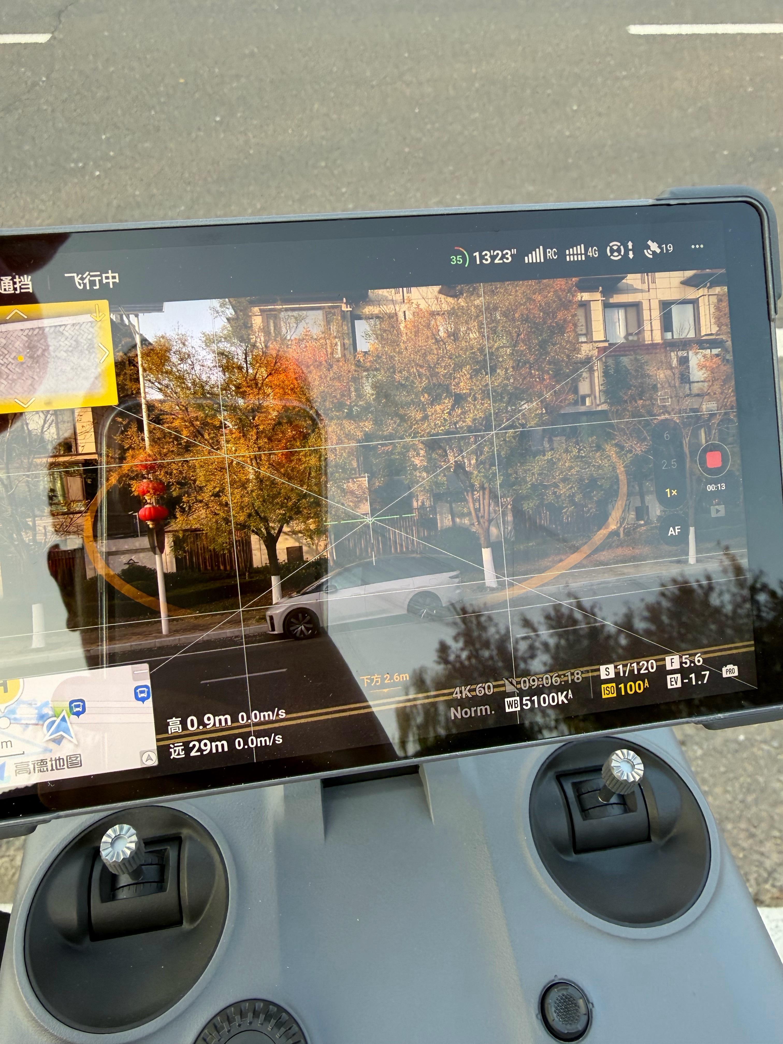 青岛的秋天配理想i8风一刮，还有很多黄色的落叶