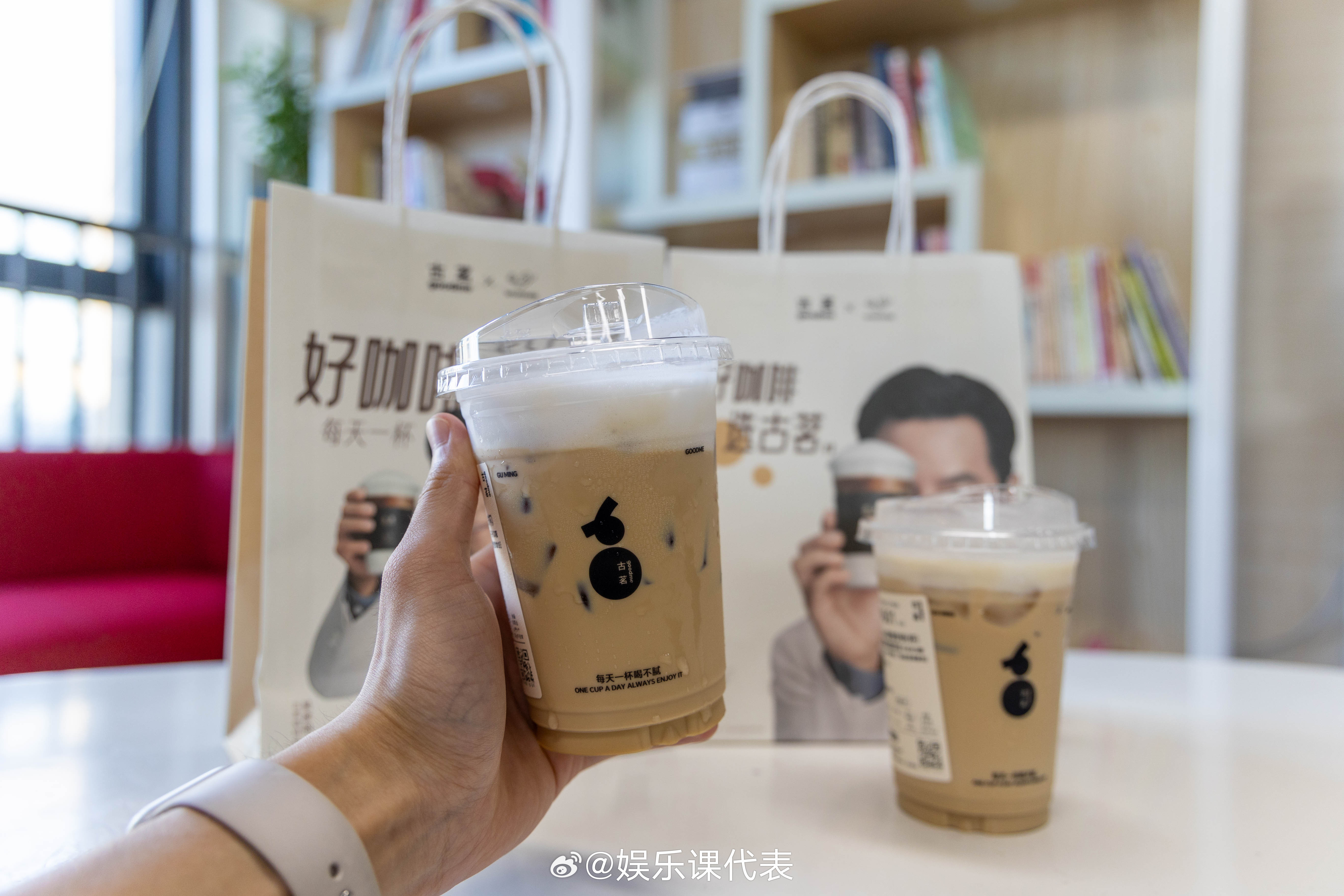 好多吴彦祖在古茗 推门就被惊喜到！目光所及全是“吴彦祖”，立牌帅气，周边可爱，随