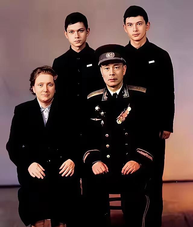 大家猜猜这位将军是谁。1904 年他出生于湖南益阳农民家庭。1925 年从广东军