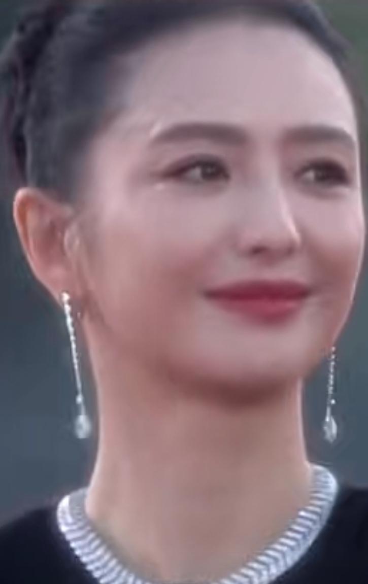 佟丽娅可以说是生图比精修图还要美的女人了，生图的状态下，脸蛋上依旧没有任何的瑕疵