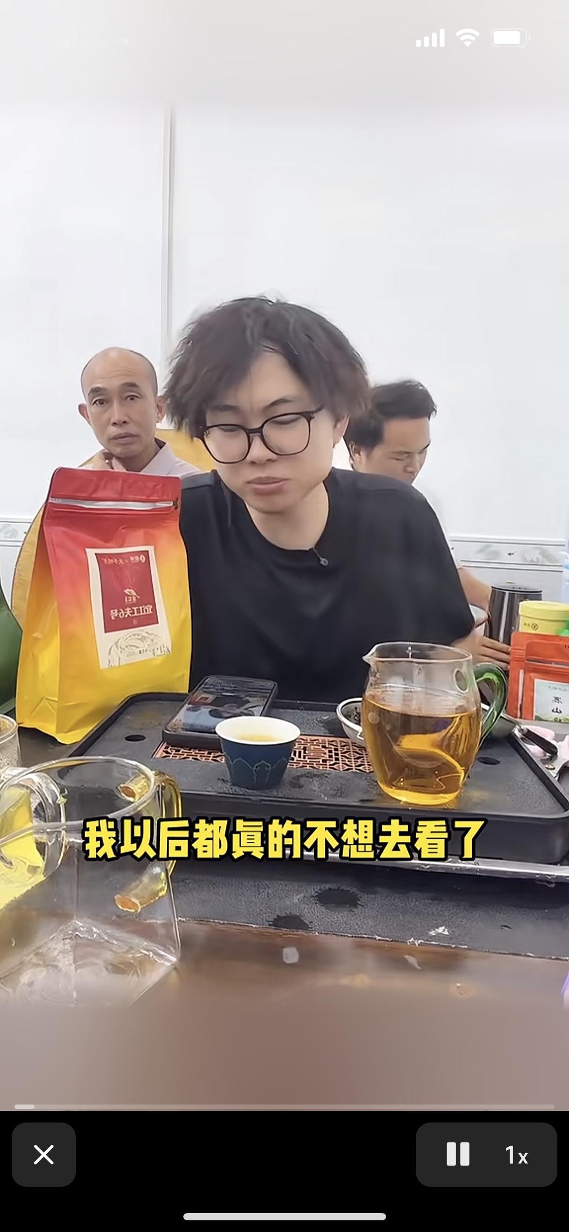子安出来回应了，“我真的不想去看母亲了，不看又怕别人说我，可是那个叔叔半夜开直播
