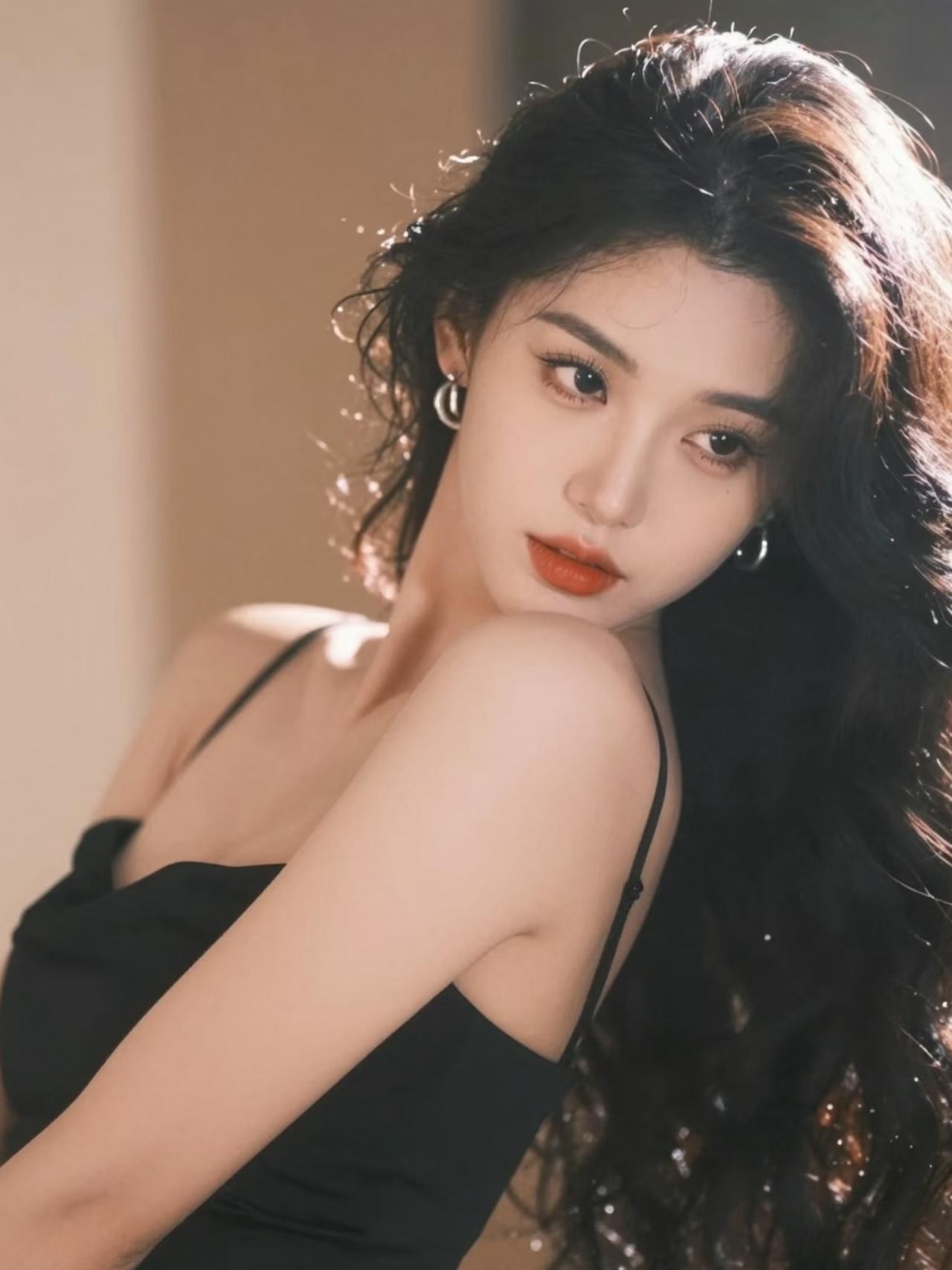  灯影描肩，青丝如瀑，一袭黑裙藏尽马年的矜贵与风流。有哪些经典的中式美人