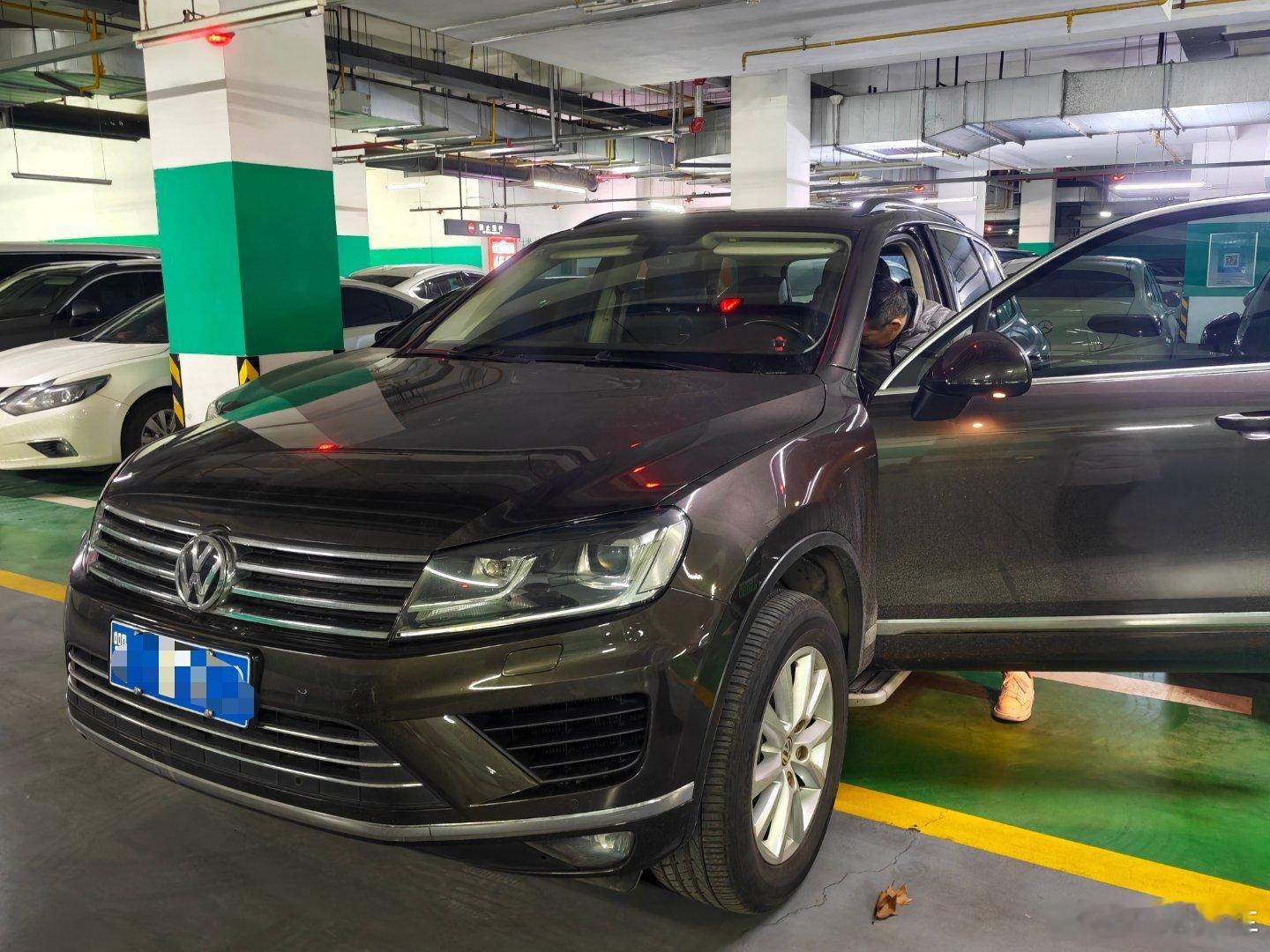 起了个大早从江夏到汉阳再到汉口 就为了看这台途锐 17年一手车 9万公里 3个面