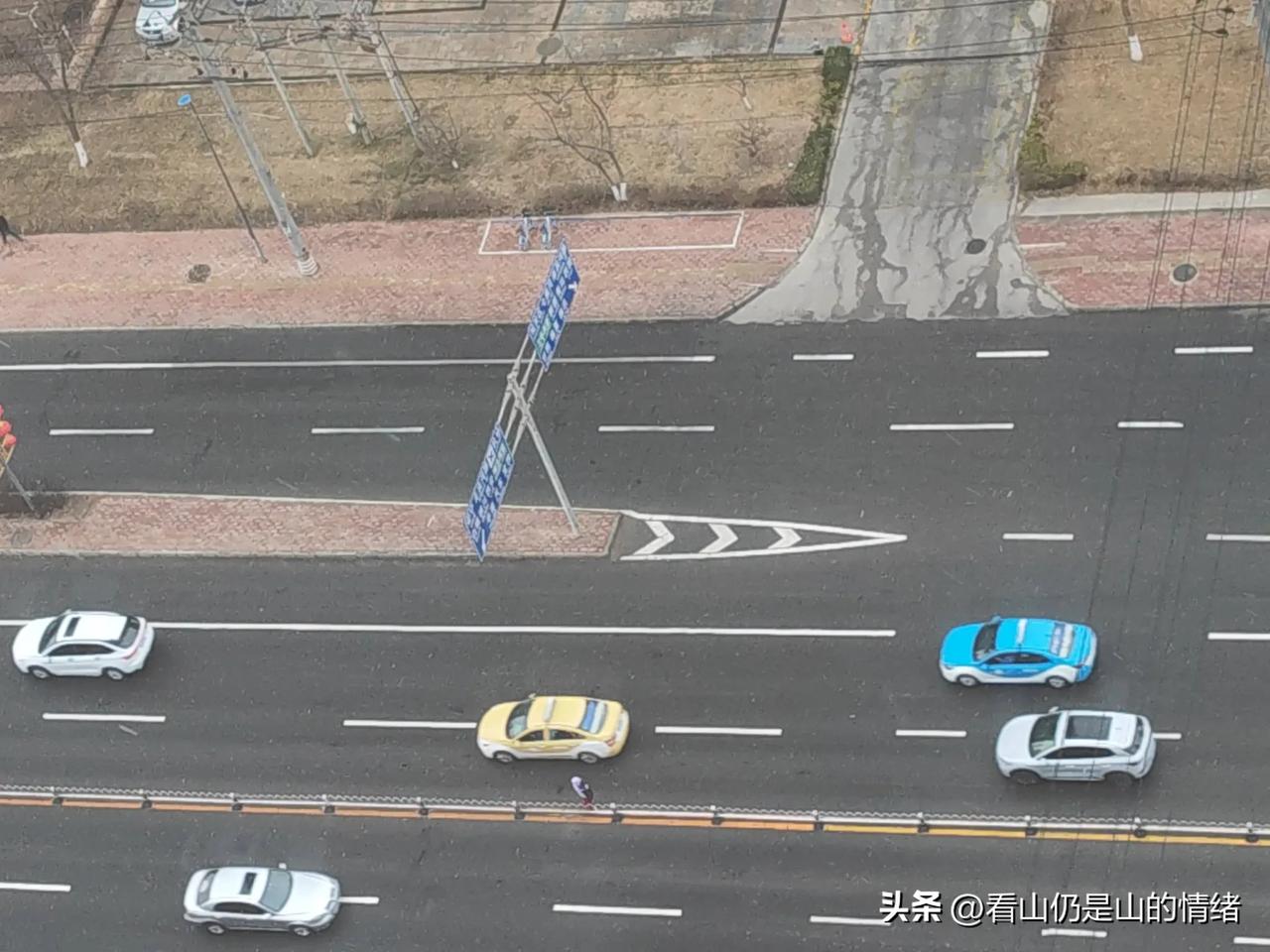 “春雨贵似油”，兰州又现雨夹雪天气。

今天是惊蛰节气，在兰州，天空中飘着雪花，