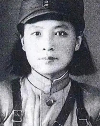 1949 年建国大典前后，有位大姐当着毛主席、周总理、朱老总一众开国领袖面前，做