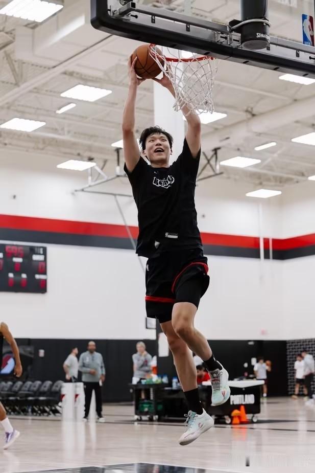 杨瀚森在NBA打满3年就可以领取退休工资
北京时间10月30日开拓者官方宣布，球