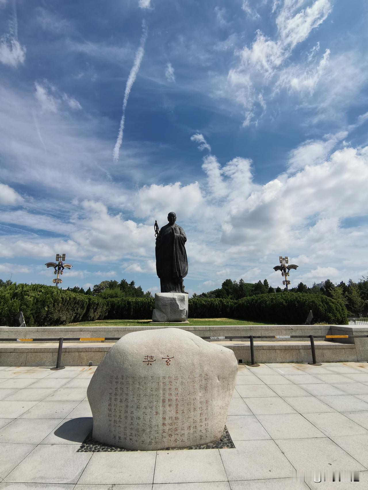 玄奘一辈子就做了两件事，前半生取经，后半生译经。取经历尽千难万险，译经耗完全部精