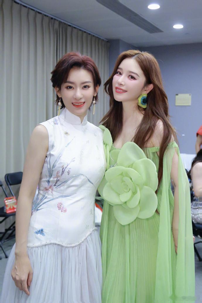 阚清子美到被判定成AI阚清子AI生成级别的美貌 绿色的礼服裙搭配的姐姐的妆造，真