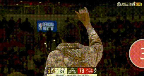 杜小帅皮啊，拜拜吧你！
2节艾顿防守申京时被吹了个2级恶意犯规，直接罚出场。看戏