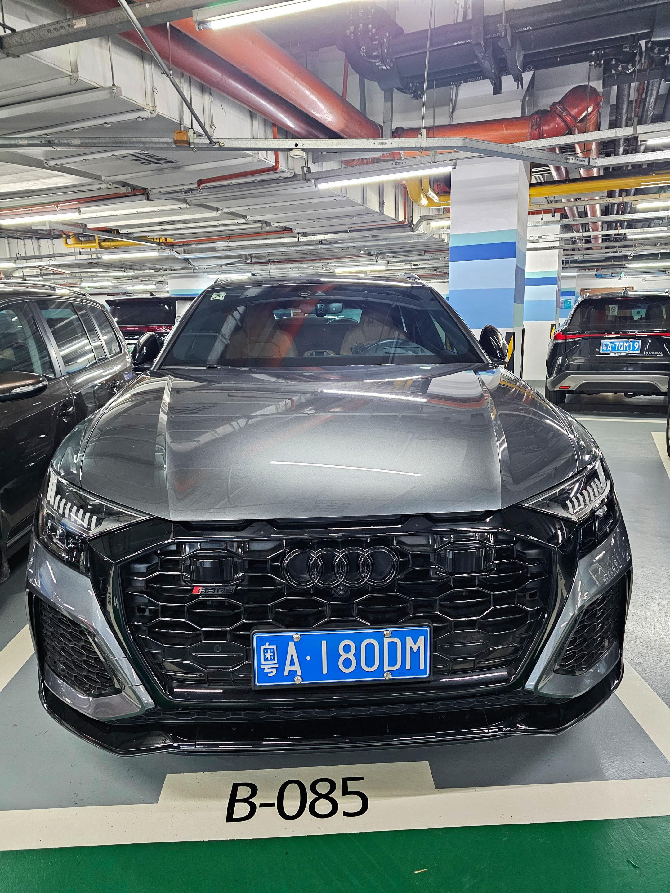 广州某地库偶遇大哥座驾奥迪RSQ8看到太帅了，兰博基尼Urus同款发动机