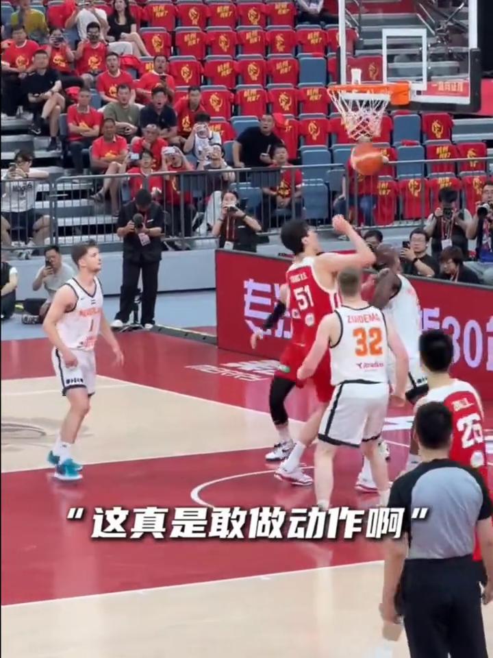最后时刻中国落后1分，廖三宁最后时刻站了出来。时间进入最后30秒，廖三宁自己干了