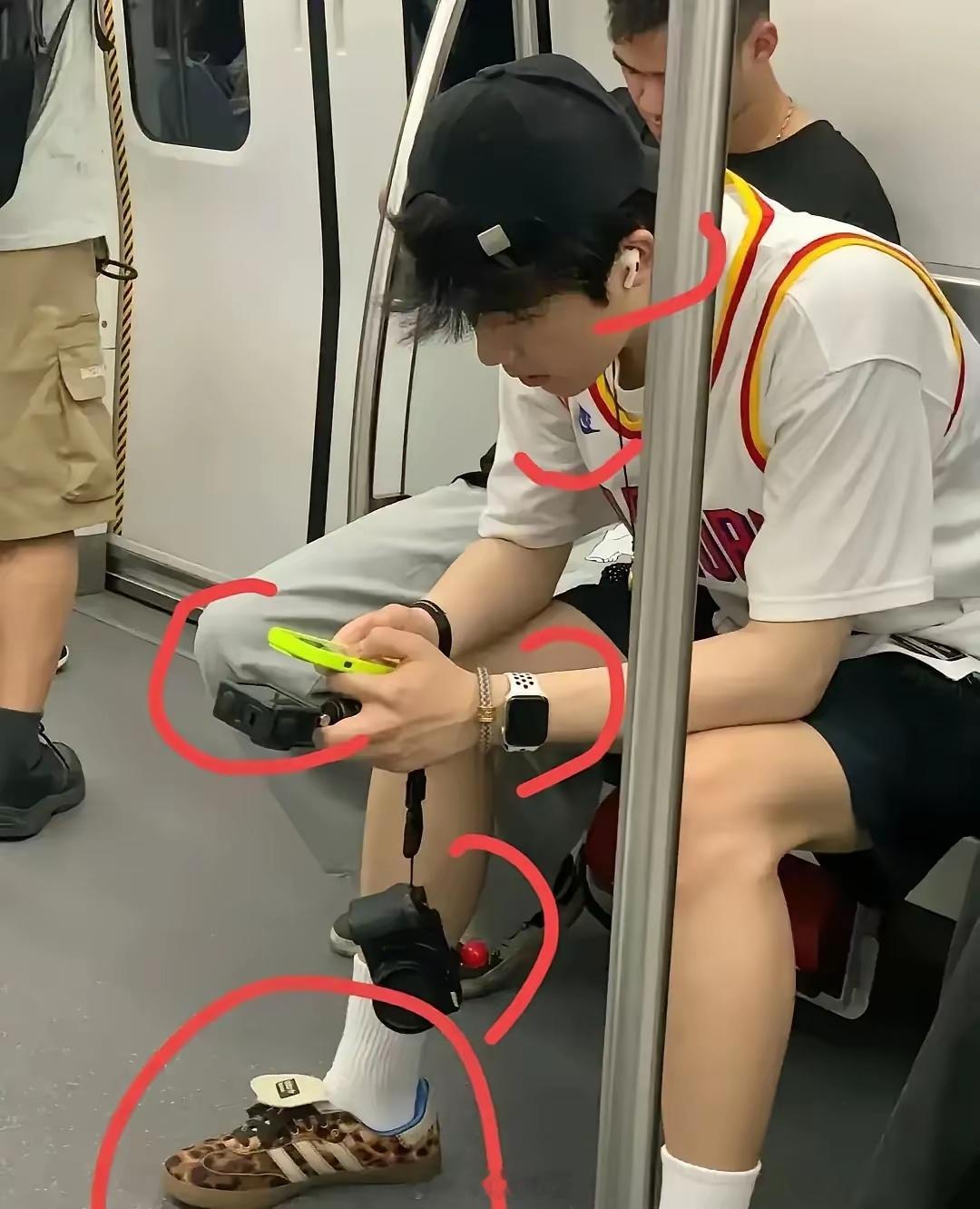 有钱人也坐地铁的嘛？富有就算了，居然还长得这么帅。 