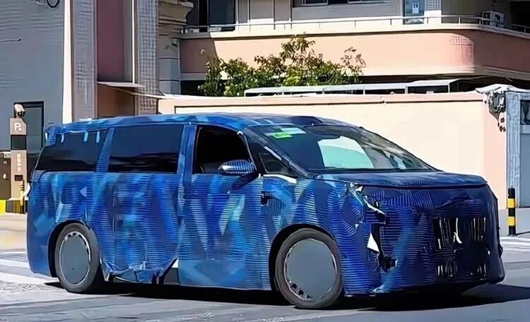 2026年期待车型：腾势D9L
D9L延续现款D9家族式设计，配置上将搭载云辇-