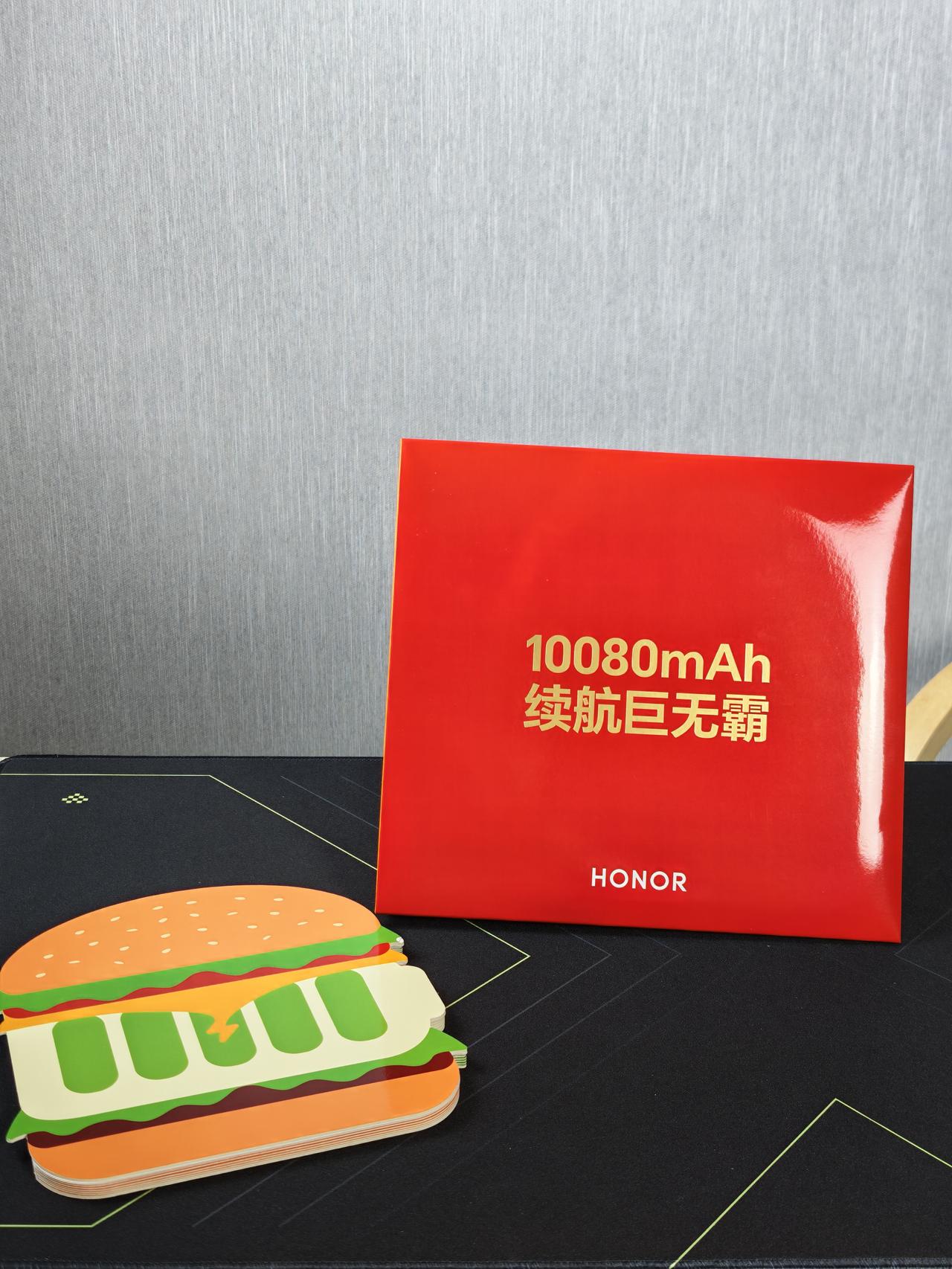 荣耀Power2的邀请函好有意思，10080mAh是续航巨无霸，内还带了几张巨无