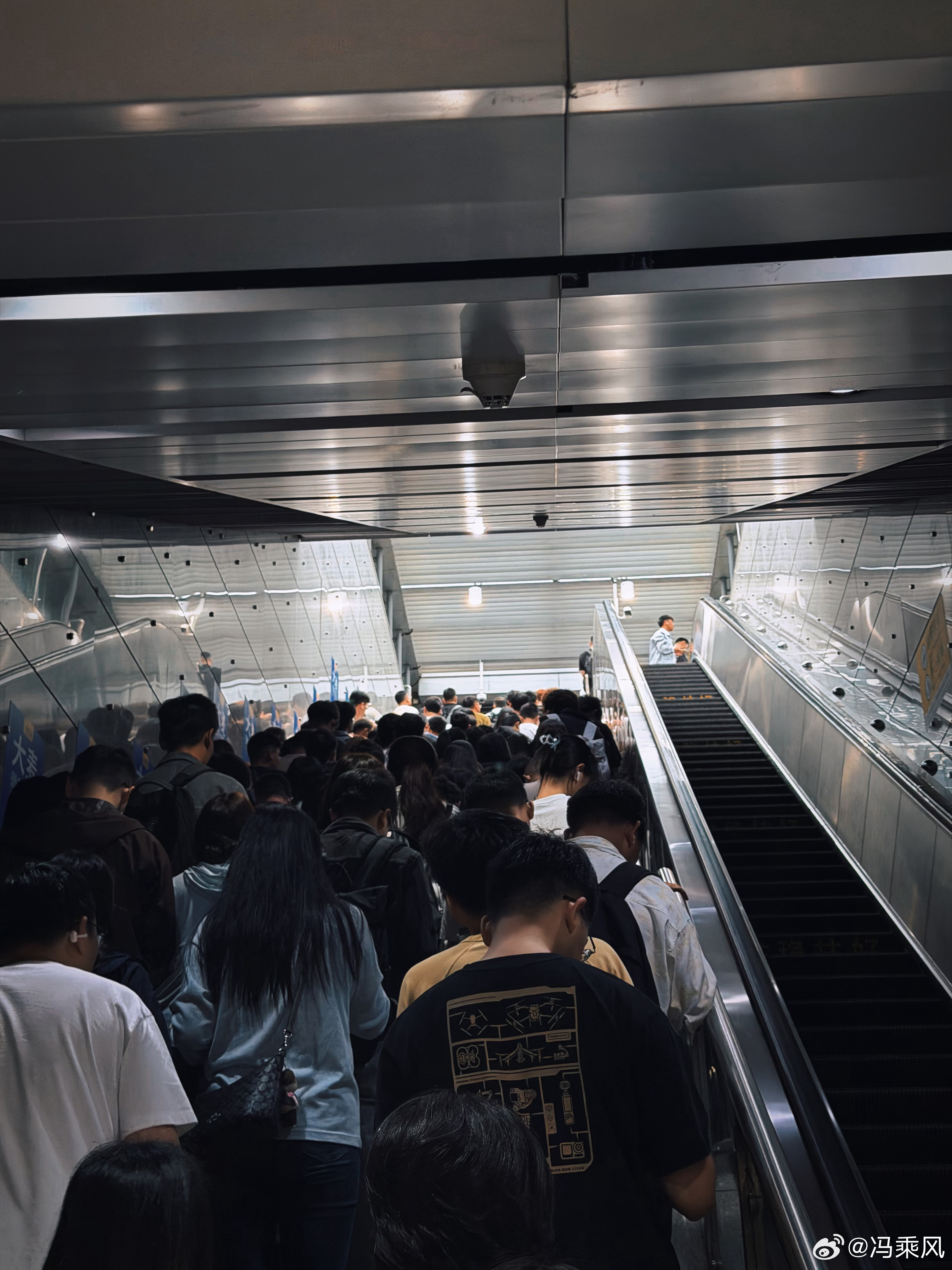 几年不坐一次地铁，坐一次就是完美体验，下大雨地铁出不去了，我没带伞。 深圳·留仙