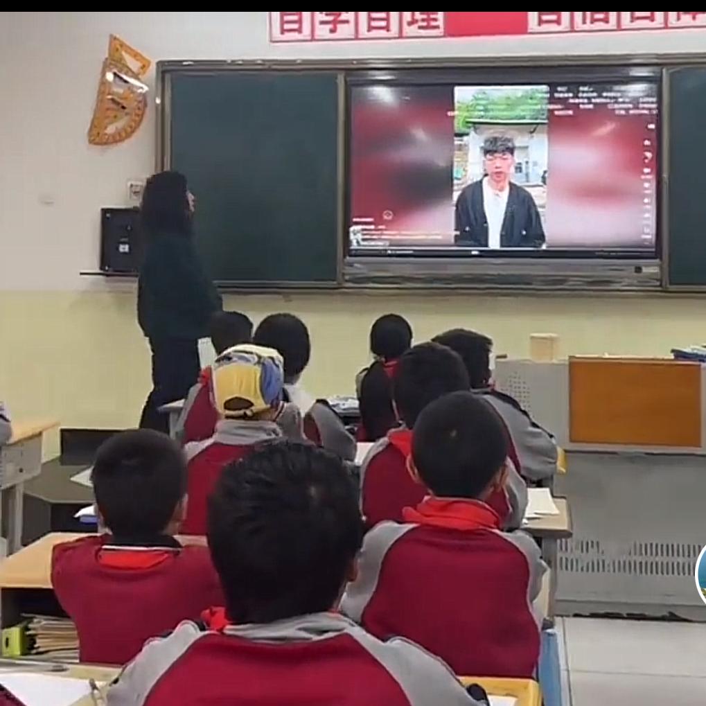 贵州小小徐的故事，被老师搬上课堂，给孩子们讲小小徐的坚强故事。

原来小小徐从小