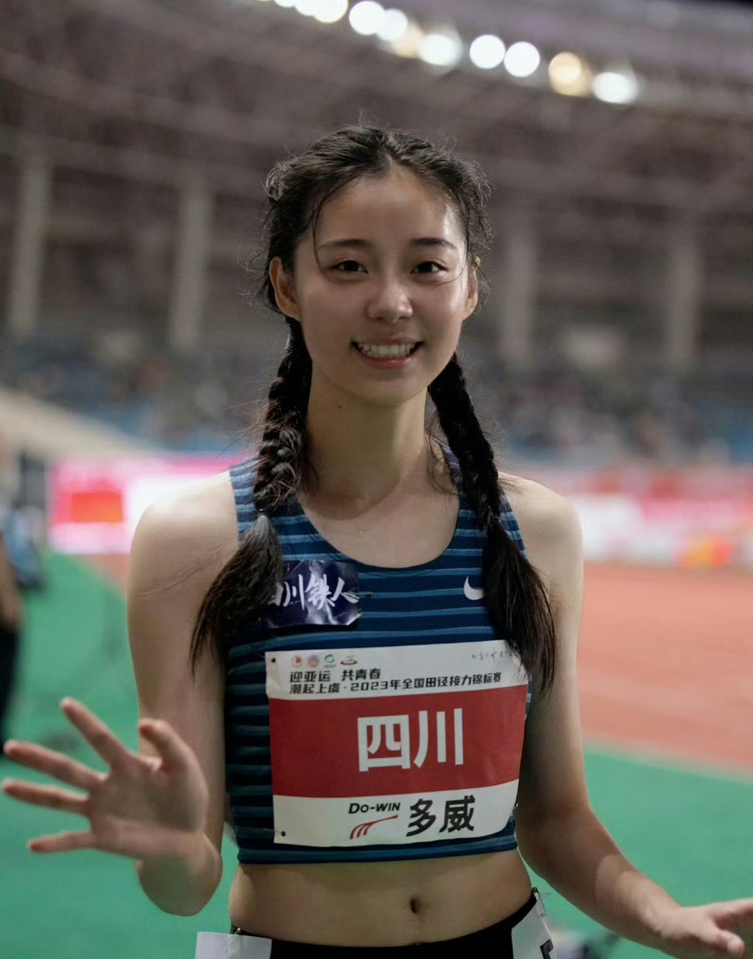 一人一张运动员反差神图赛场上刘峡君笑容甜美，两条长长的辫子，给人一种青春活力、清