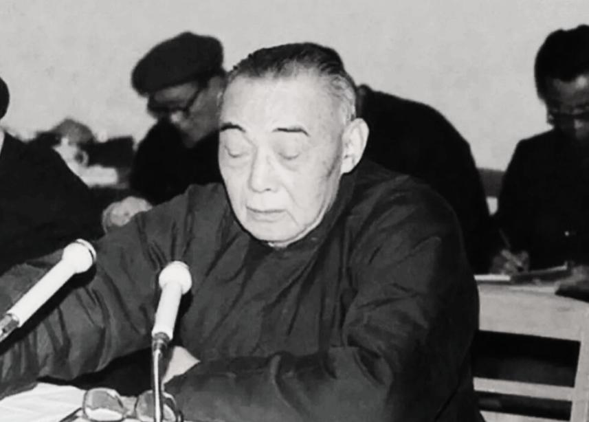 华国锋十分尊重老同志。原江苏省委书记、新四军老兵江渭清被下放到长沙马王堆劳动，听