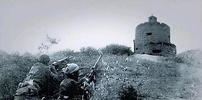 1941年，一名战士将炸药包放错了位置，引爆后鬼子炮楼完好无损，副团长拿出望远镜